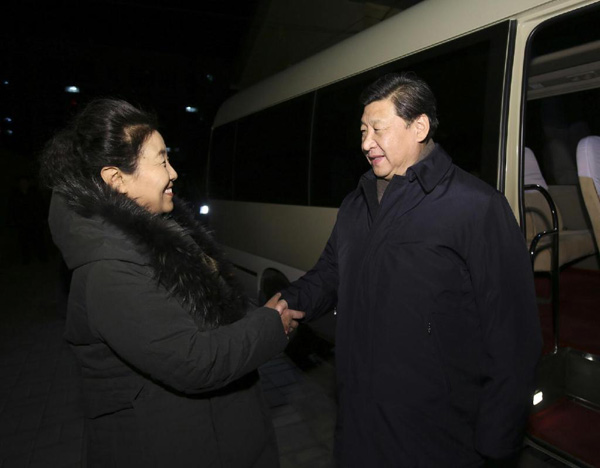 習(xí)近平27日晚看望了牛玉儒同志家屬。