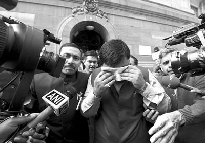 13日，印度議會(huì)下院開(kāi)會(huì)時(shí)發(fā)生混亂，議員打作一團(tuán)，甚至有議員噴辣椒噴霧，致使不少議員呼吸困難，倉(cāng)促離