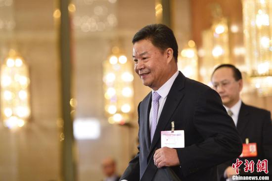 呂新華向中外媒體介紹本次大會有關(guān)情況并回答記者提問。中新社發(fā) 廖攀 攝