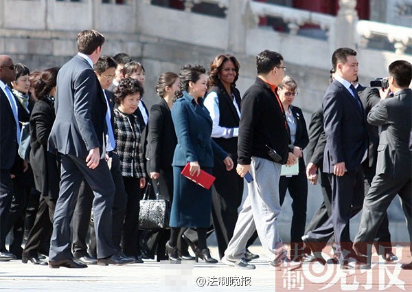 　　3月21日上午，美國(guó)總統(tǒng)夫人米歇爾參觀故宮，彭麗媛陪同。彭麗媛一身湖藍(lán)色裙裝，米歇爾黑白色職業(yè)裝