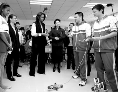 昨天上午，彭麗媛與米歇爾共同參觀北師大二附中，觀看學(xué)生們演示自己設(shè)計(jì)制作的幾何機(jī)器人。