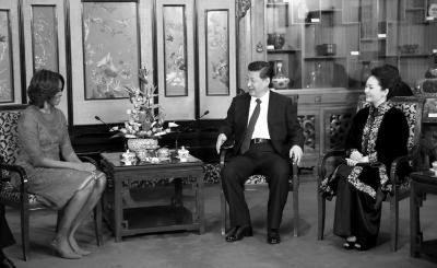 昨晚，國(guó)家主席習(xí)近平和夫人彭麗媛在北京釣魚(yú)臺(tái)國(guó)賓館會(huì)見(jiàn)美國(guó)總統(tǒng)奧巴馬夫人米歇爾。