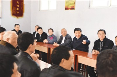 3月17日，習近平在河南省蘭考縣東壩頭鄉(xiāng)張莊村村委會與干部群眾座談，聽取意見和建議。
