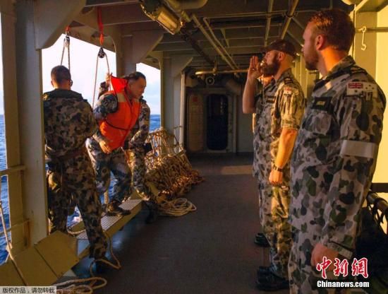 　據(jù)澳大利亞海軍4月11日發(fā)布的圖片顯示，中澳海軍海上聯(lián)合搜尋失聯(lián)客機(jī)。據(jù)悉，澳大利亞總理當(dāng)天表示，澳方執(zhí)行搜尋失聯(lián)客機(jī)任務(wù)的搜救人員已獲知黑匣子的大致位置。