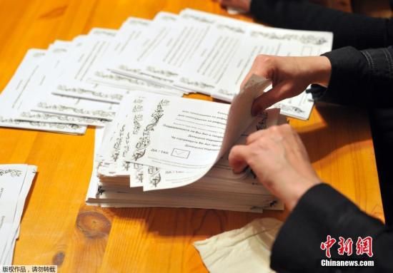 　　當(dāng)?shù)貢r(shí)間2014年5月11日，烏克蘭東部地區(qū)選舉工作人員開始公投計(jì)票工作。