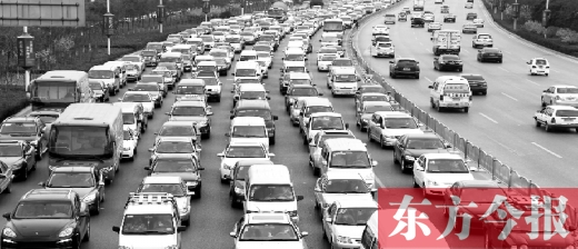 21日，鄭州市中州大道，大量擁堵的汽車將寬寬的道路變成“停車場”