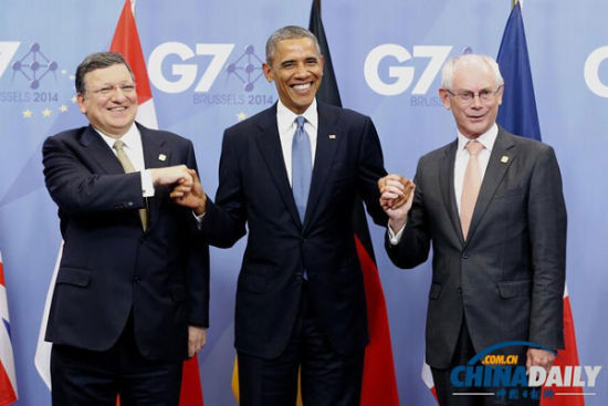 資料圖：6月4日，歐洲理事會主席范龍佩（右）和歐盟委員會主席巴羅佐（左）在會場門口歡迎前來與會的美國總統(tǒng)奧巴馬。由歐盟主持的七國集團(tuán)領(lǐng)導(dǎo)人會晤4日晚間在布魯塞爾開幕，烏克蘭問題成為本次峰會核心議題。（新華社發(fā) 歐盟理事會供圖）