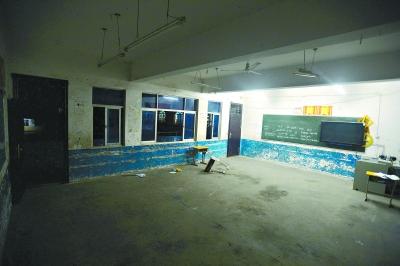 　　昨晚10時(shí)，事發(fā)教室里的書桌幾乎被搬空，一個(gè)損壞的書桌倒在地上