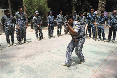 　5日，伊拉克巴格達(dá)，新招募的安全部隊(duì)成員進(jìn)行訓(xùn)練。