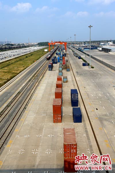 深處中原腹地的鄭州卻提出了一個響亮的口號，要打造成為中西部地區(qū)對外貿(mào)易的“無水港”。