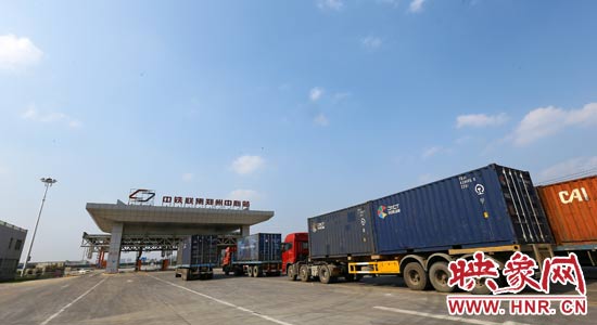 一頭連著生產(chǎn)，一頭牽著消費，現(xiàn)代物流業(yè)成為經(jīng)濟運行的血脈。