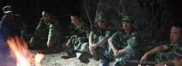 8月5日晚，受困官兵等待天亮以后的救援。