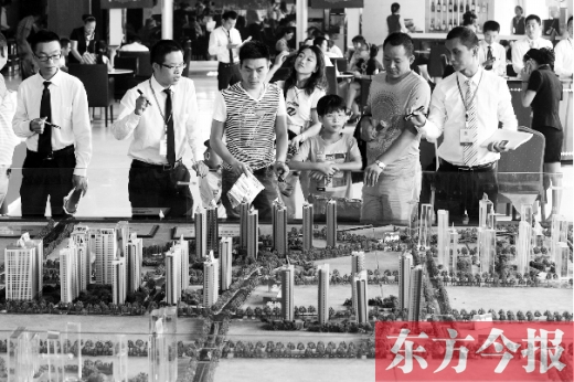 昨天上午，在鄭州市區(qū)一售樓部內(nèi)，看房的顧客比平時(shí)多了不少