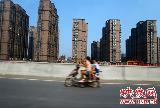 三環(huán)快速路開通后，仍有一些電動車違規(guī)上橋。