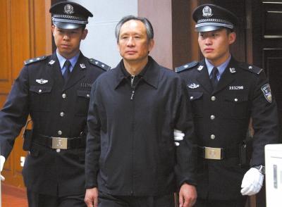 昨天，被告人張曙光在法庭上聽取宣判。新華社發(fā)