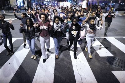 　24日，美國(guó)華盛頓，民眾在白宮前參加示威，抗議不起訴槍殺黑人青年的白人警察。