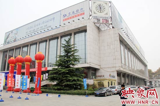 11月28日，記者從鄭州市政府獲悉，河南省人民會堂決定拆除違法存在10多年的巨型樓頂廣告。