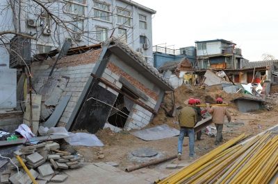 坍塌事故發(fā)生后，房屋傾倒在地面上。記者 徐曉帆/攝