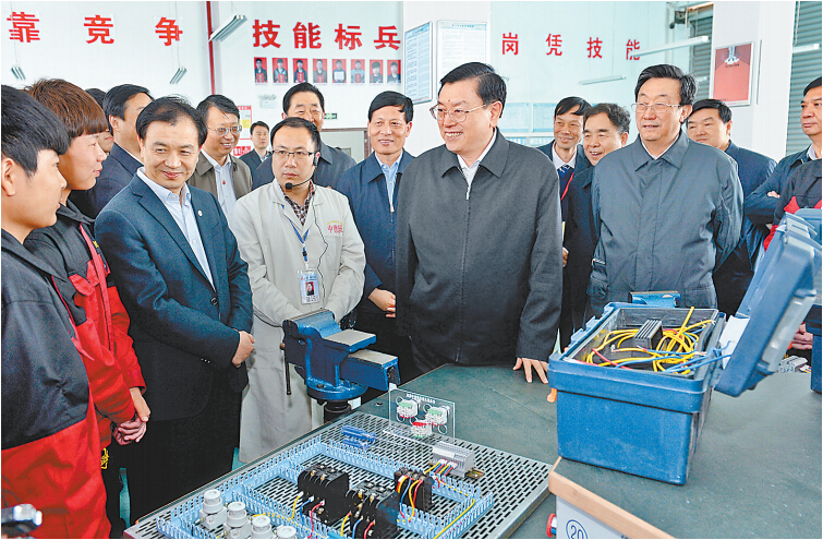 4月14日上午，中共中央政治局常委、全國(guó)人大常委會(huì)委員長(zhǎng)張德江在許昌技術(shù)經(jīng)濟(jì)學(xué)校與血神們親切交談。