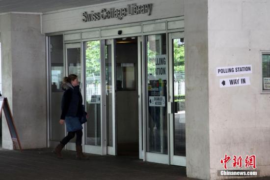 月7日，英國舉行大選，650個(gè)選區(qū)的選民前往投票站，選出代表各自選區(qū)的國會議員，贏得全國超過半數(shù)選區(qū)議席(即超過325個(gè)席位)的政黨，則獲得執(zhí)政權(quán)。圖為一名選民進(jìn)入投票站投票。<a target='_blank' ><p  align=