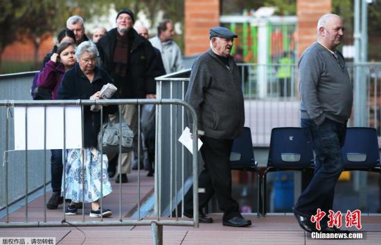 2015年英國大選投票已經(jīng)于當(dāng)?shù)貢r(shí)間5月7日早7點(diǎn)(北京時(shí)間7日下午14時(shí))開始。選民將在首相卡梅倫領(lǐng)導(dǎo)的保守黨、米利班德領(lǐng)導(dǎo)的工黨及其他一些小黨中做出抉擇，投票結(jié)果將于8日出爐。