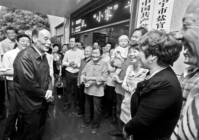 5月8日，王岐山與海寧市鹽官鎮(zhèn)桃園村黨委班子成員、老黨員和群眾親切交流供圖/新華社