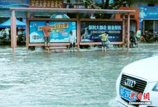 圖為暴雨持續(xù)兩小時(shí)，韶關(guān)市區(qū)又變“水城”。陳惠賢 攝