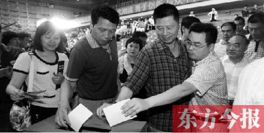 6月16日，河南電視臺(tái)面向社會(huì)公開選聘企業(yè)經(jīng)營管理團(tuán)隊(duì)，圖為競(jìng)聘現(xiàn)場(chǎng)投票環(huán)節(jié)