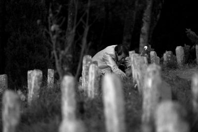 11月5日，祭奠者在騰沖遠(yuǎn)征軍國(guó)殤墓園獻(xiàn)花。京華時(shí)報(bào)記者 潘之望 攝