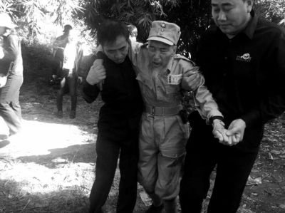 89歲老兵繆焜得知不能接到遺骸后嚎啕大哭。組織方供圖