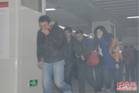 演習(xí)中，地鐵乘客從地鐵車廂中跑出。