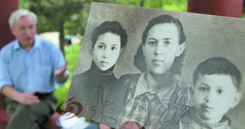 　前晚，花甲老人黎遠(yuǎn)康特意給遠(yuǎn)在哈薩克斯坦的老媽送上了母親節(jié)祝福