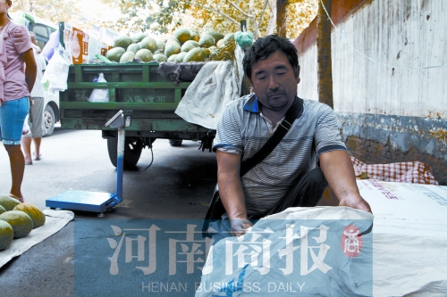 錢包就裝在這個編織袋里，枕在老陳頭下，沒想到還是被偷走了 實習生 唐韜/攝