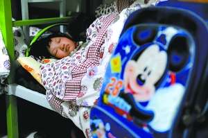 一名兒童昨晚在蘭考縣臨時(shí)救助站的房間入睡。新華社發(fā)