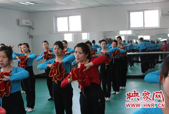 舞蹈室里，張巧英正在糾正學(xué)生的舞蹈動(dòng)作