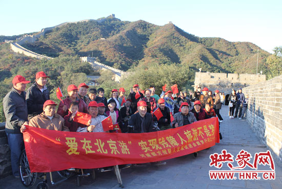 旅游對(duì)于殘疾人朋友來(lái)說(shuō)比正常人要困難許多，2011年，劉小琴帶領(lǐng)殘障朋友登上了長(zhǎng)城。