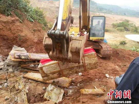 圖為“官墓”被移走?！莱?攝