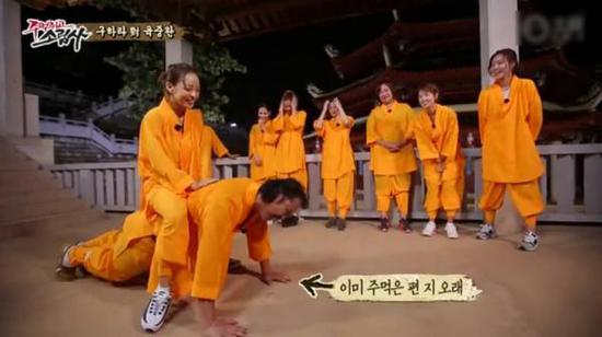 陸重烷接受懲罰做俯臥撐，女星具荷拉坐其背上。