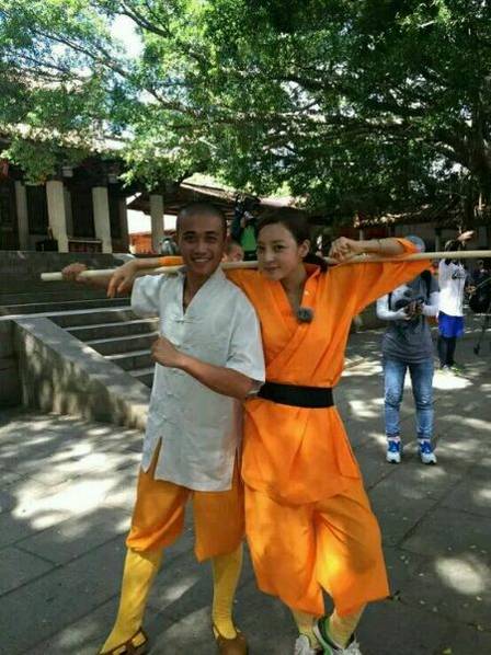 這些參加節(jié)目的女星當(dāng)中既有歌手，又有演員，都是時尚年輕且受歡迎的女星。