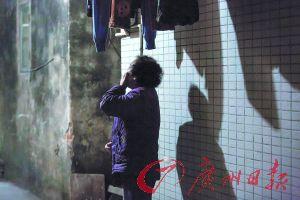 女姐在講述自己老伴幾年前在保姆的“照料”下去世的經(jīng)歷，神色悲傷。廣州日報記者陳憂子