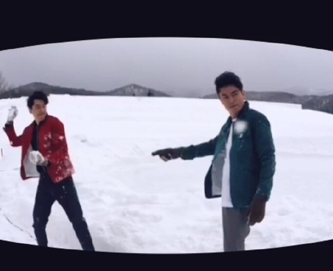 胡歌和霍建華為雜志拍攝了一組封面照，二人穿著同款風(fēng)衣，在白雪中端著咖啡，恩愛“虐狗”