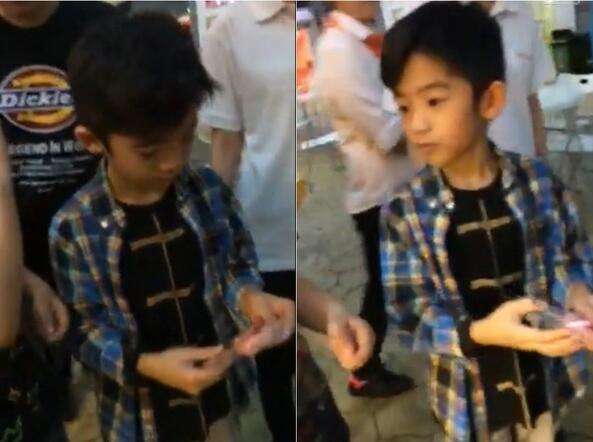 張柏芝大兒子拿甜甜圈卻不吃 張柏芝大兒子拿甜甜圈卻不吃