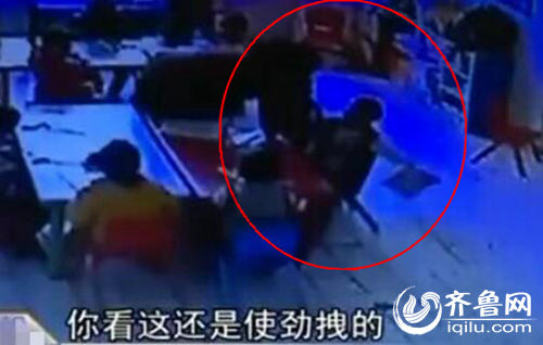 孩子上課時被老師拖拽。（紅圈中拿書者系孩子）