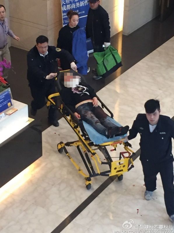 圖說：一名被砍女子被送往醫(yī)院。網(wǎng)友圖