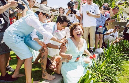 包貝爾婚禮時(shí)，賈玲和柳巖都出任伴娘