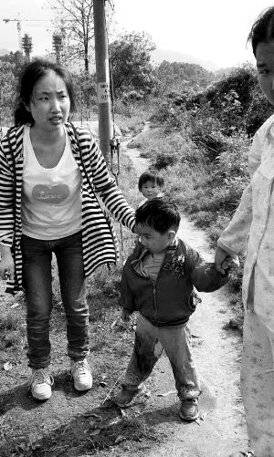 獲救小孩及其母親段曉霞。