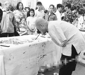 黃國富在作畫。資料照片