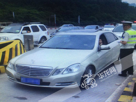 超速駕駛員被攔下。市交通執(zhí)法高速一支隊(duì)六大隊(duì)供圖