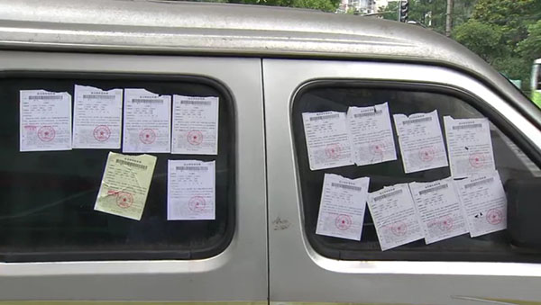 面包車(chē)上滿(mǎn)滿(mǎn)貼了14張罰單。