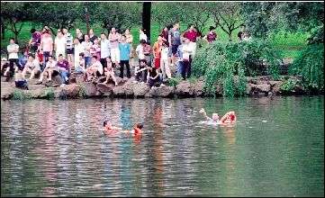 游客低頭玩手機踩空掉進西湖 幸有消防士官途經(jīng)救起